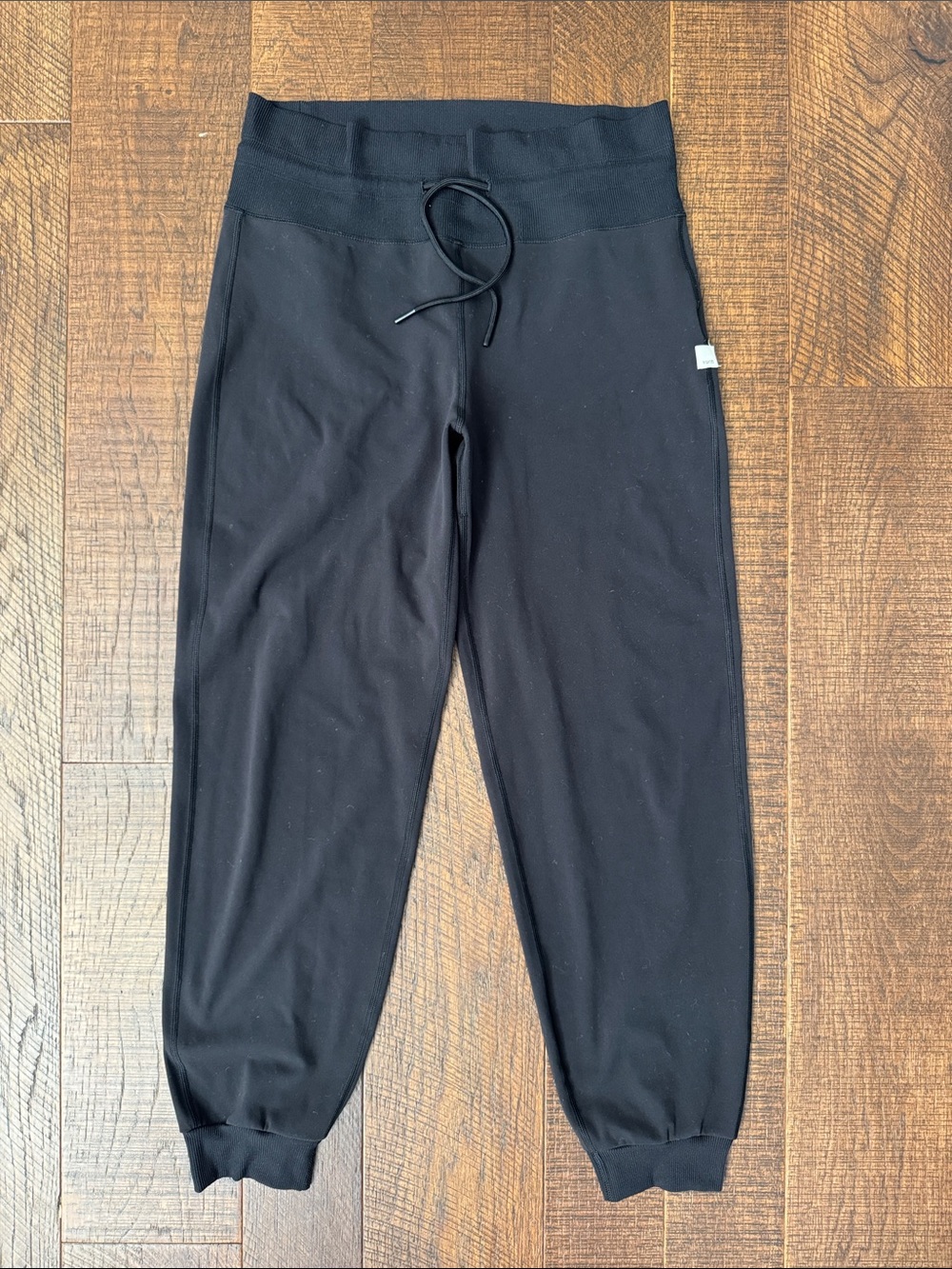 Vuori Women’s Daily Jogger in Black - Picture 2 of 8